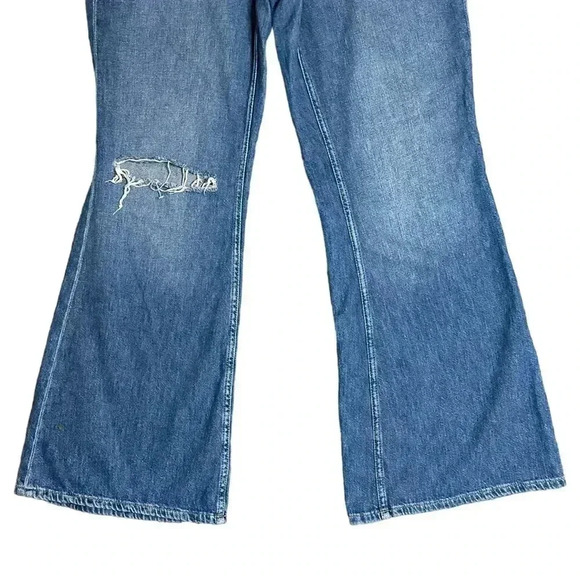 Free People We the Free Flare Leg Distressed Jeans Size 31 - Picture 3 of 8